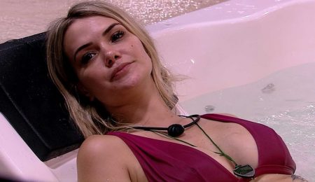 BBB 2020: Marcela mostra o seio sem querer e participante tem reação inesperada