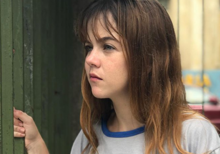 Atriz de 28 anos faz papel de 16 em Amor de Mãe e fala sobre “cara de criança”