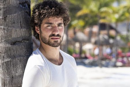 José Condessa é obrigado a jogar álcool gel fora em aeroporto e se revolta
