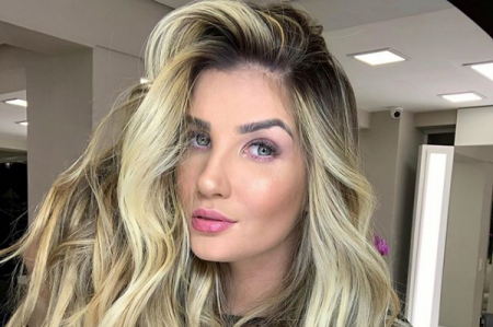 Ex-BBB Aline Gotschalg arrebita o bumbum em quarentena e dá o que falar