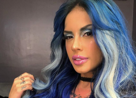 Tati Zaqui fica só de camiseta em quarentena e coxas roubam a cena