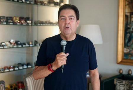 Faustão surge em sua casa no Domingão e comenta sobre distanciamento social