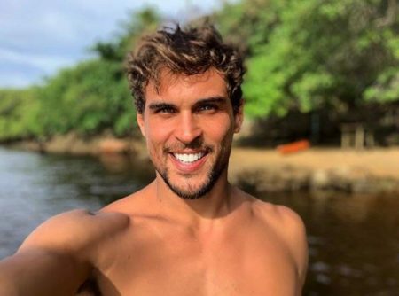 De sunga, Felipe Roque é flagrado com “volumão” em praia do Rio de Janeiro