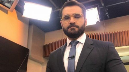 Jornalista da GloboNews improvisa malhação com equipamentos inusitados