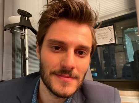 Hugo Bonemer surpreende com flexibilidade e manda direta para homofóbicos