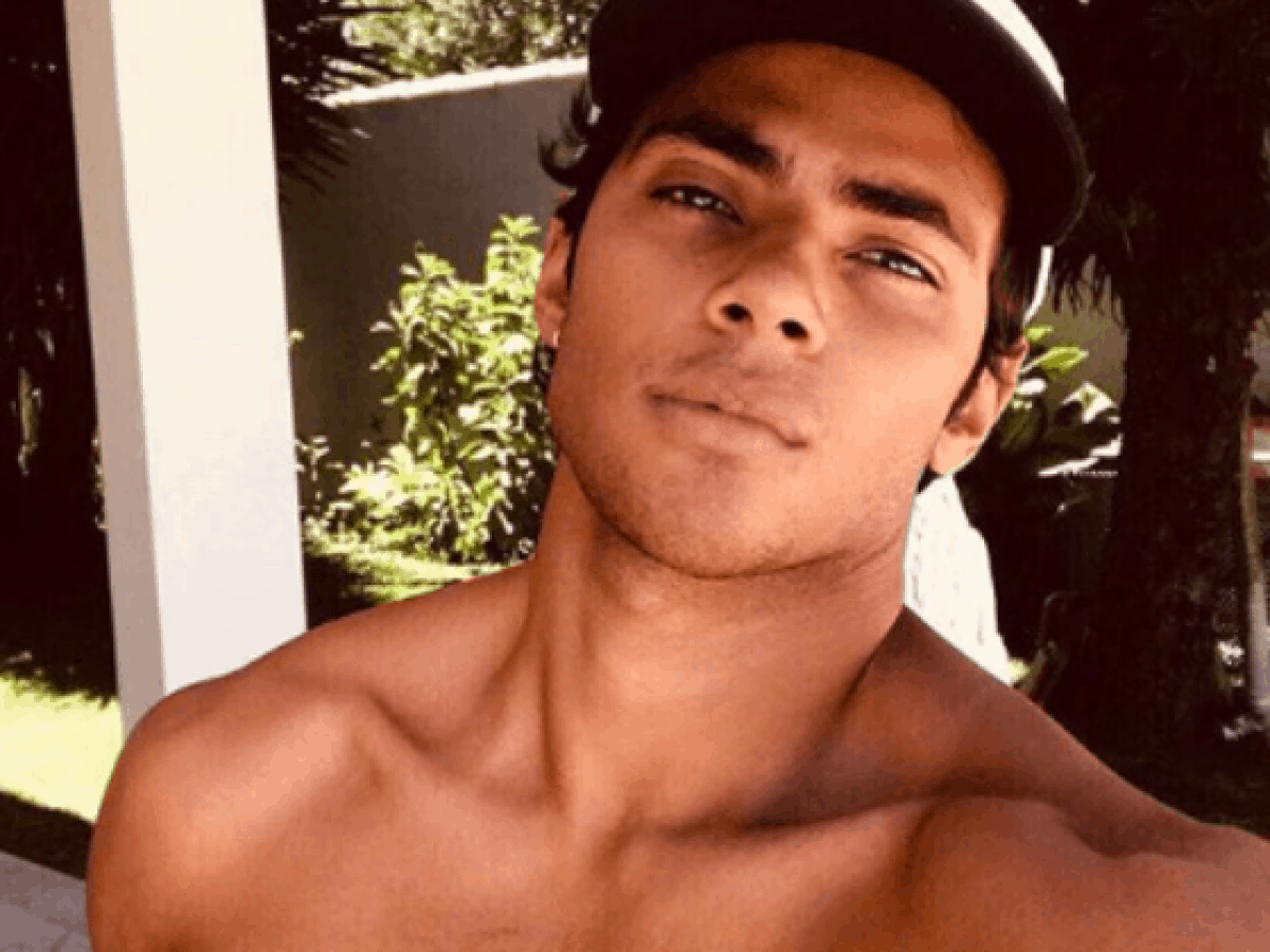 Gabriel Fuentes ostenta corpo sarado em selfie só de toalha e enlouquece a web