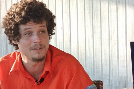 Filho de Cássia Eller assume namoro com atriz após beijos em show