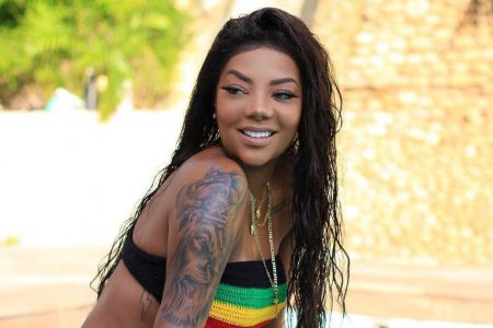 Ludmilla arrasa em ensaio de biquíni e recebe elogios dos fãs