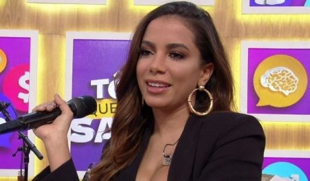 Anitta faz transmissão no Instagram e acaba mostrando brinquedinhos sexuais