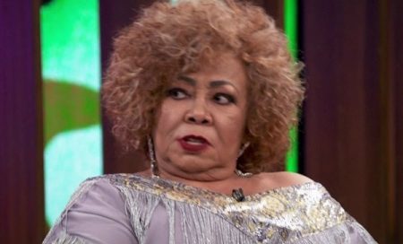 Alcione comete gafe ao vivo na Globo e faz propaganda da concorrência
