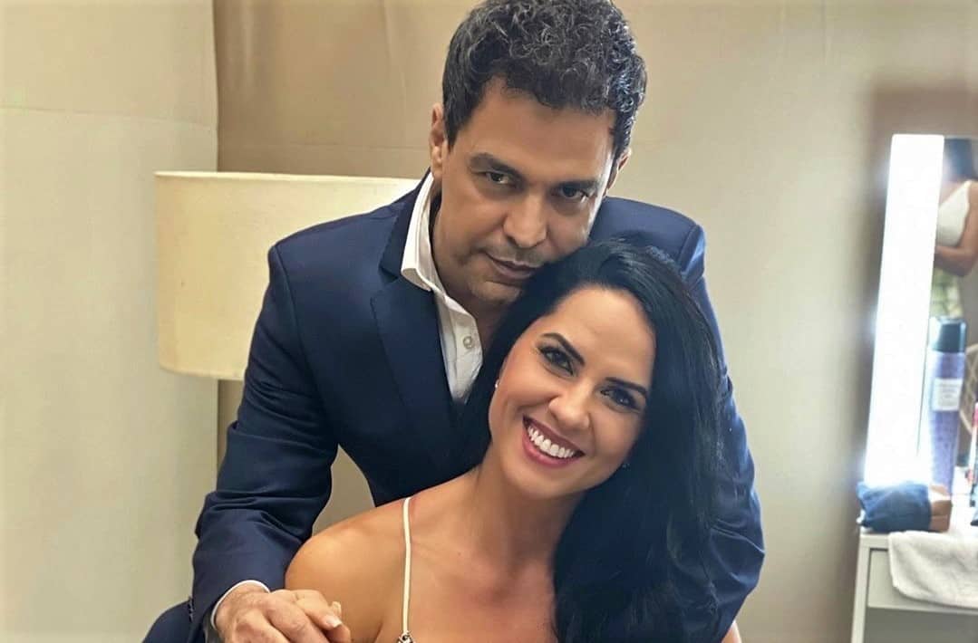 Zezé Di Camargo posa com a mão na barriga da esposa e fãs especulam gravidez