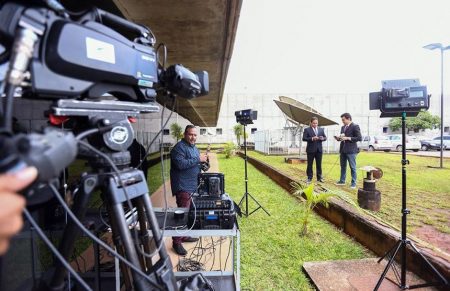 Emissora de TV deixa estúdio e faz jornal no estacionamento por causa do coronavírus