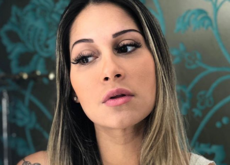 Mayra Cardi dispensa sutiã e quase mostra demais em pose ousada