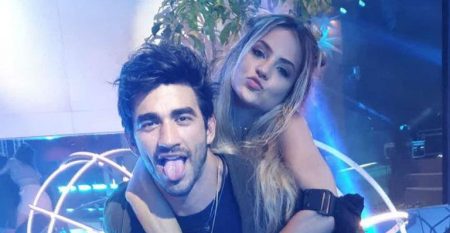 Ex-BBBs Gabi Martins e Guilherme Napolitano aparecem juntinhos em aeroporto