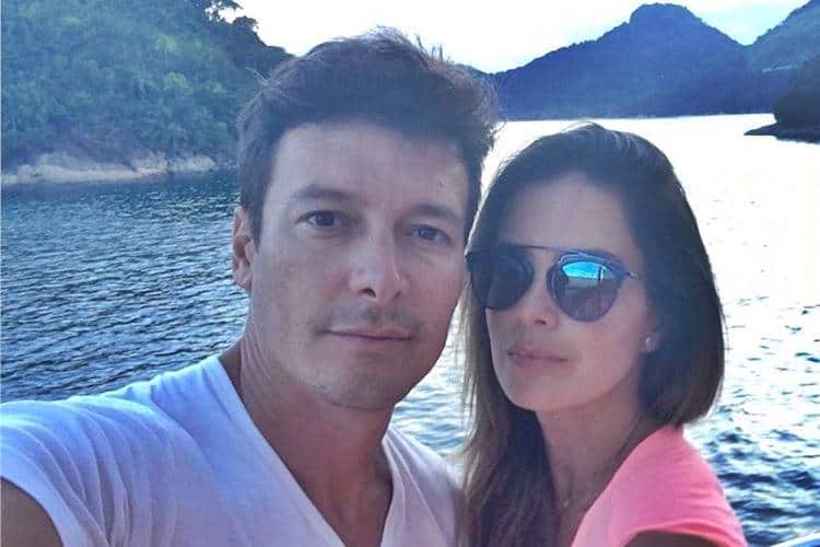 Rodrigo Faro posa ao lado da esposa em clima de romance e se declara