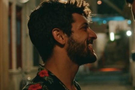 Atores brasileiros fazem cena de “beijo grego” gay e imagens repercutem