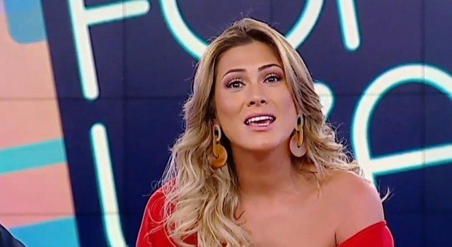 Lívia Andrade posta vídeo de camarim cheio e demonstra contrariar regras da OMS