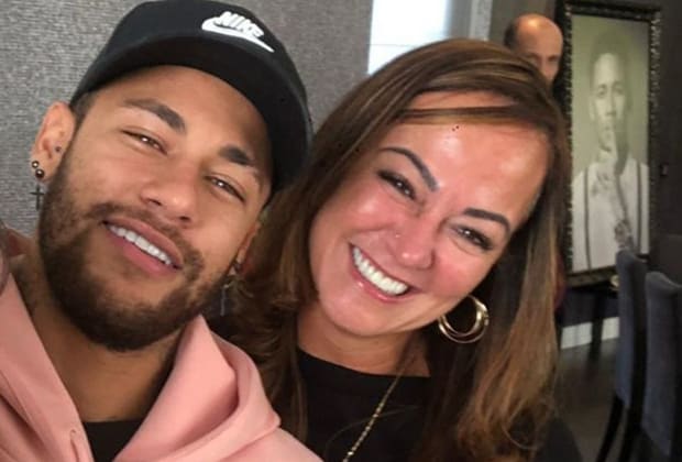 Mãe de Neymar assume romance com amigo de 22 anos do filho