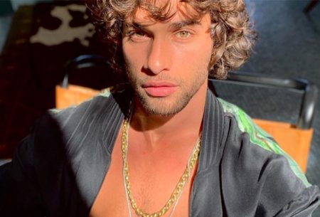Pablo Morais posa seminu e quase mostra demais em pose ousada