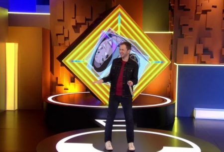 Tiago Leifert recebe ordem e reproduz dança de Manu Gavassi no BBB 2020