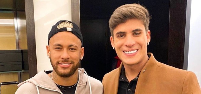 Namorado da mãe de Neymar adota bigodinho e faz mudança no visual
