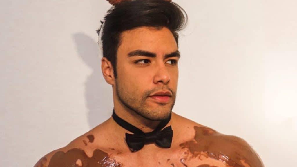Mister Brasil posa de sunga branca e coberto de chocolate