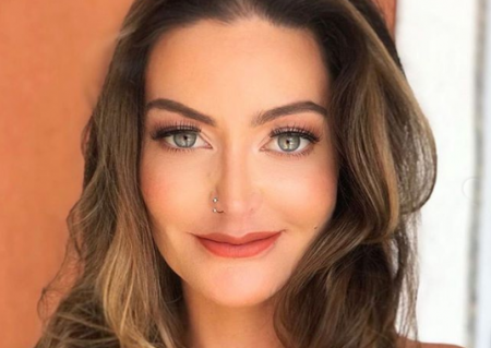 Laura Keller toma banho de piscina pelada e posta foto ousada