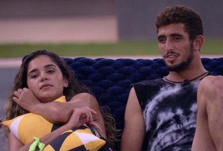 Fora do BBB 2020, Gizelly surpreende e questiona estado civil de ex-BBB