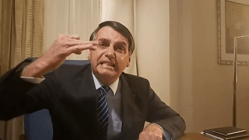Bolsonaro se incomoda com pergunta e manda repórter calar a boca