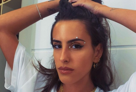 Filha de Gloria Pires, Ana Morais posa de biquíni e visual renovado