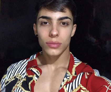 Digital influencer faz sucesso com fotos ousadas e boa forma