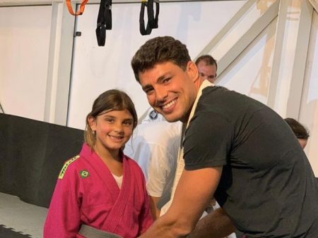 Filha de Cauã Reymond deixa recado fofo em bilhete ao pai e encanta a web