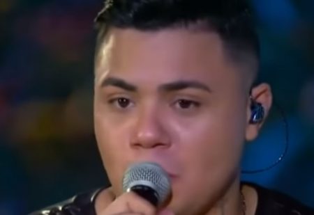 Live de Felipe Araújo é marcada por polêmica e homenagem a Cristiano Araújo