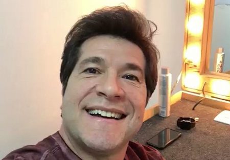 Discreto, cantor Daniel surge sem camisa em foto e causa alvoroço na web