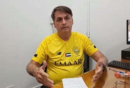 Fantástico “acaba” com filhos de Bolsonaro e presidente tenta reagir, mas live falha