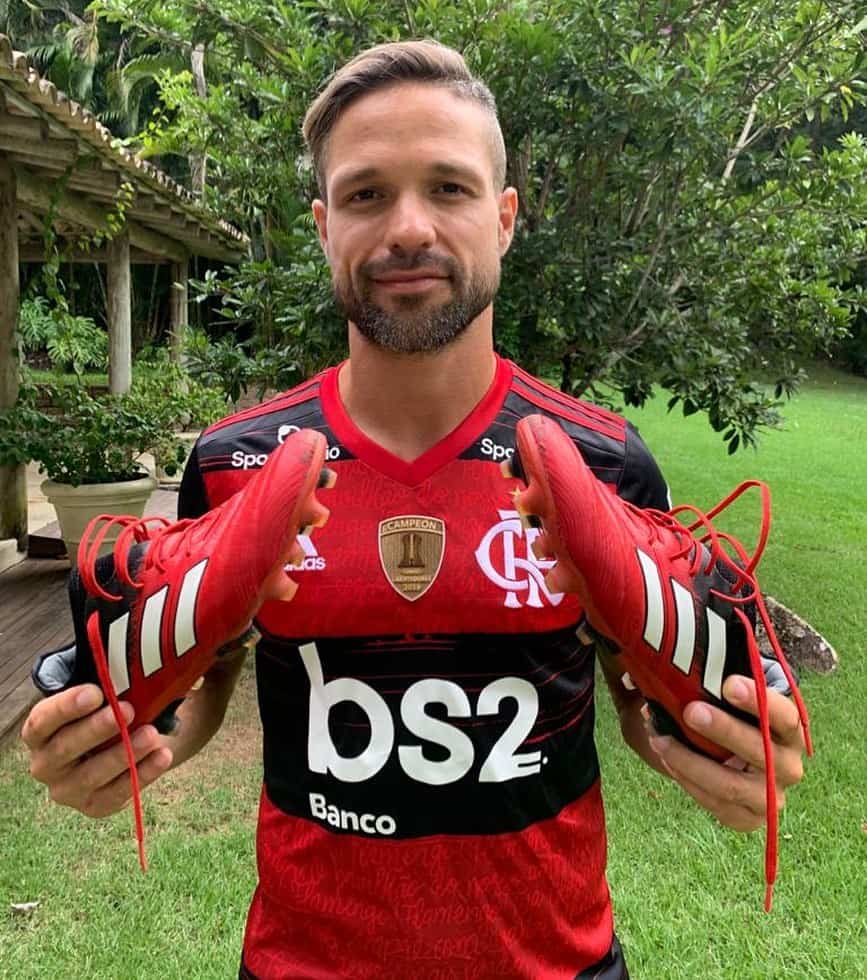 Diego Ribas emociona web em foto com o filho debaixo do chuveiro