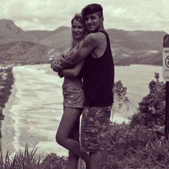 Gabriel Medina e Yasmin Brunet curtem live de Thiaguinho em clima de romance