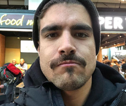 Vaza foto quase íntima de Caio Castro e ator toma providências
