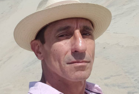 Aos 56 anos, Tuca Andrada surge pelado em foto, é criticado e se defende