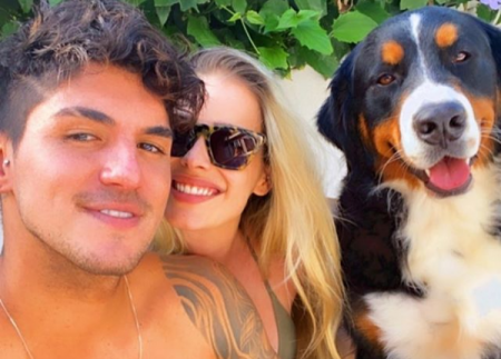 Yasmin Brunet surge aos beijos com Gabriel Medina por cima de máscara