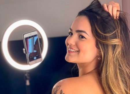Filha de Kelly Key surge de toalha e mostra detalhe em foto