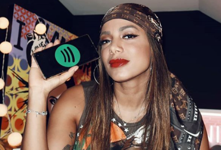 De tênis, Anitta treina com biquíni fininho e deixa marquinhas de fora
