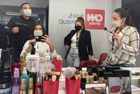 Profissionais da CNN Brasil se retratam após posarem colados