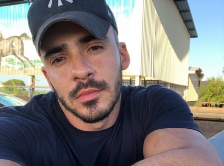 Sertanejo posta foto e volume chama a atenção de fãs