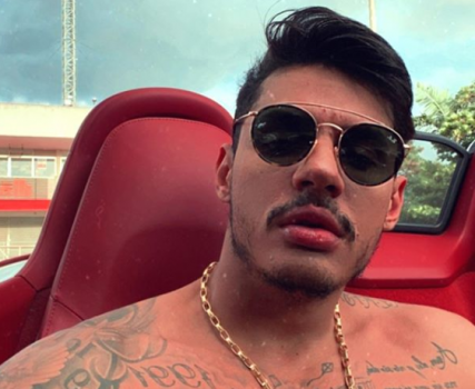 Cantor faz live em casa e toma atitude polêmica com amigos