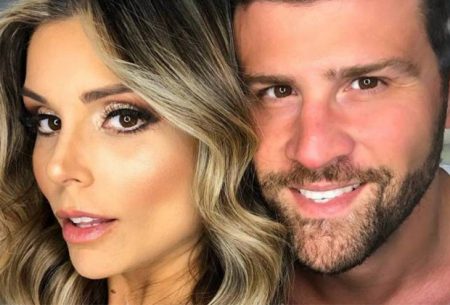 Flávia Viana aparece cuidando de lesão do noivo, que mostra o bumbum