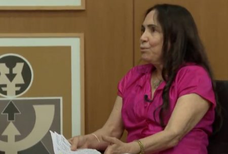 Regina Duarte minimiza mortes da ditadura, canta e causa nojo geral
