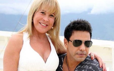 Ex de Zezé Di Camargo põe vestido transparente e contorno do bumbum chama atenção