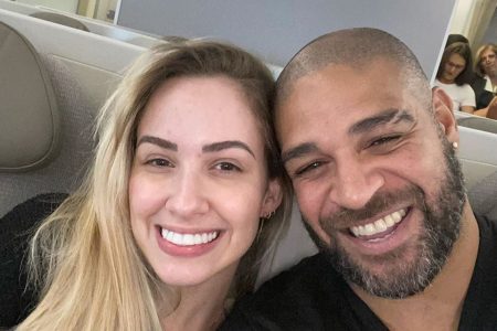 Adriano Imperador passa quarentena com a namorada e se declara