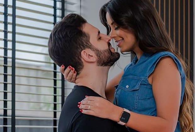 Ex-BBB Ivy Moraes posta foto quente com o marido após reatar casamento